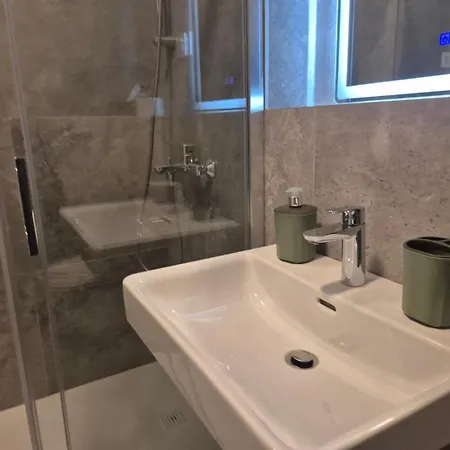 Lastavica Residence, Modern Luxury With Garage ベオグラード